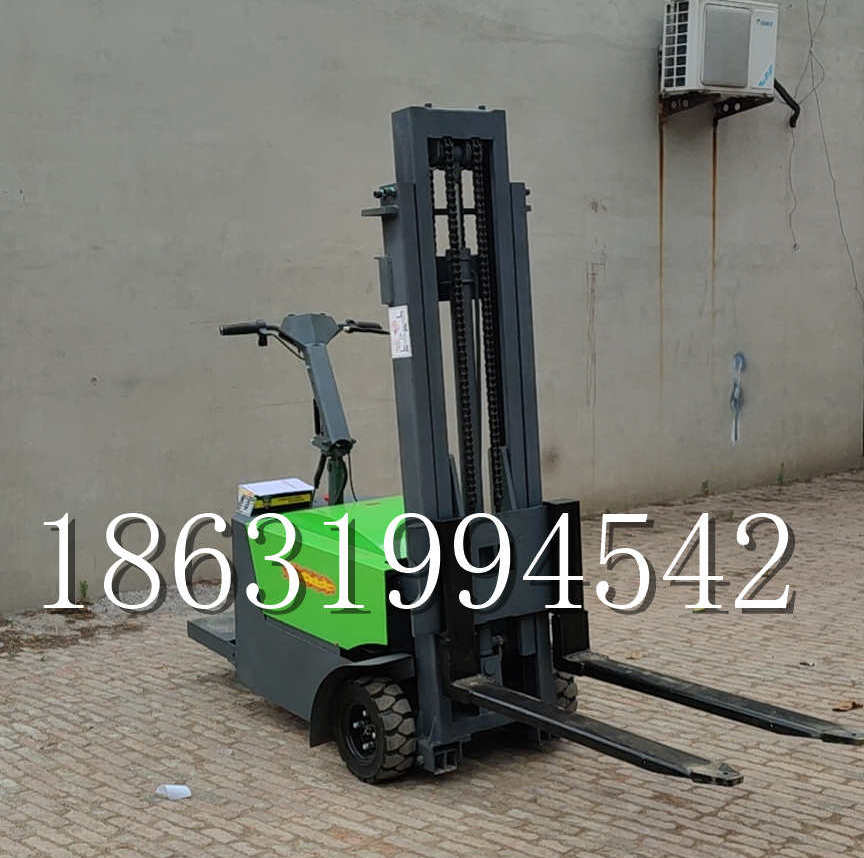 潼关县优程全电动叉车插腿式堆高车液压装卸车1.5吨升高小型站驾式铲车